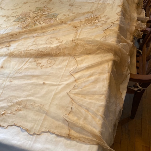 Gorgeous! Vintage Nonna’s Italian Embroidered Tablecloth - Picture 4 of 6